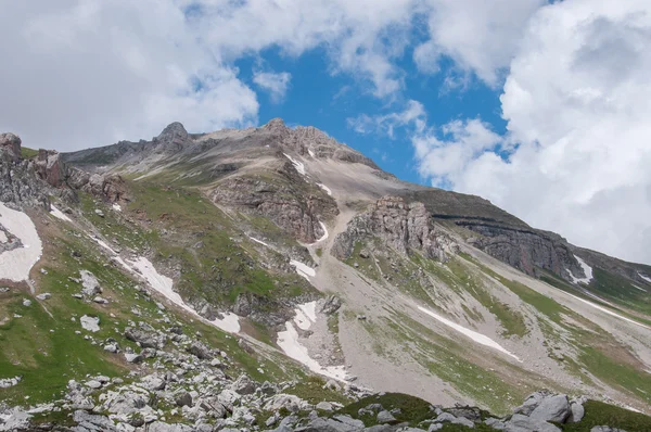 コーカサスの自然の壮大な山岳風景を予約します。 — ストック写真