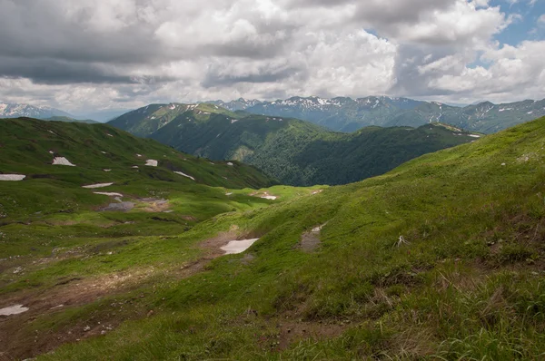 El magnífico paisaje montañoso de la Reserva Natural del Cáucaso — Foto de Stock