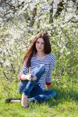 Молодая девушка на весенней прогулке