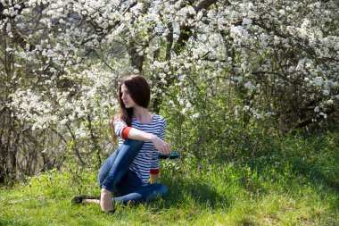 Молодая девушка на весенней прогулке