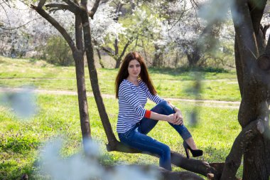 Молодая девушка на весенней прогулке