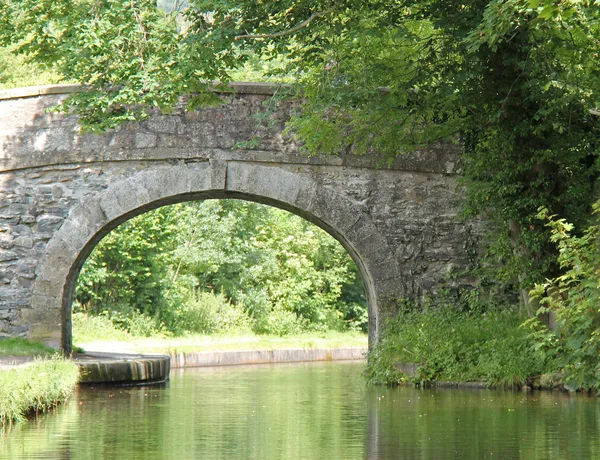 Vecchio ponte di pietra . — Foto Stock