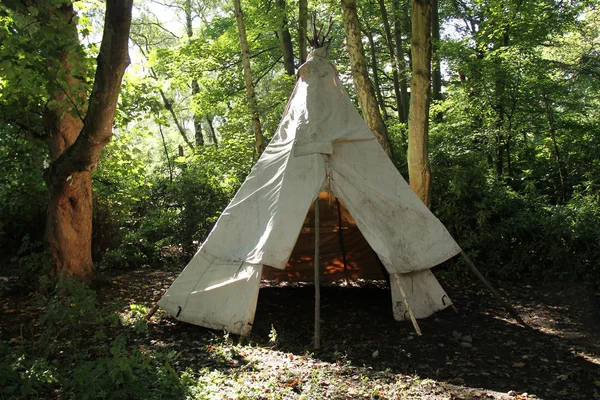 Tuval kızıIderili çadırı. — Stok fotoğraf