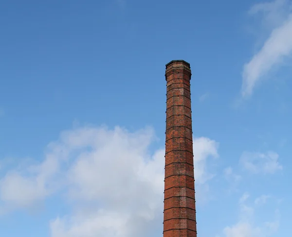Antigua chimenea de la fábrica en Málaga — Foto de stock © dani18bj