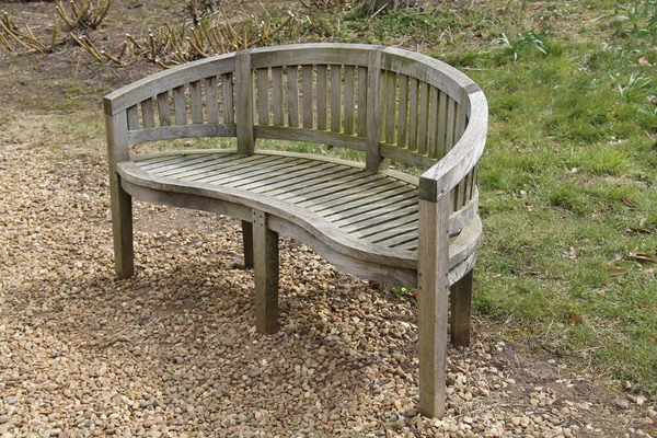 Dřevěná zahradní lavice. — Stock fotografie