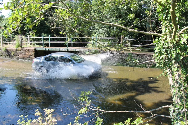 Auto spritzt in Furt. — Stockfoto