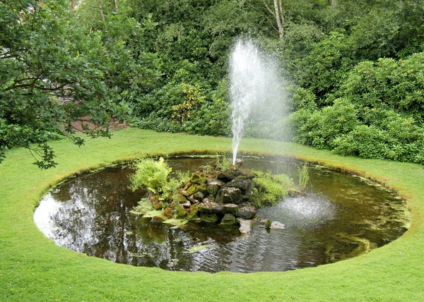 Fountain and Garden Pond. — Stock Photo, Image