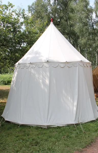 Beyaz kamp çadırı. — Stok fotoğraf
