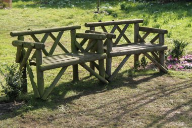 ahşap rustik koltuklar.