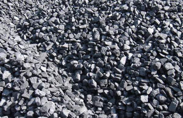 背景图像中的一堆堆黑煤粉 — 图库照片