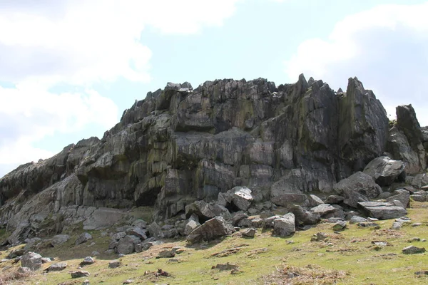 Een Craggy Outcrop Van Stenen Een Landelijk Land Hillside — Stockfoto