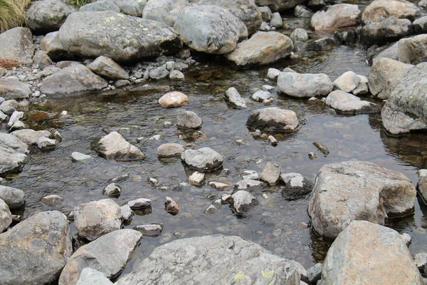 Καθαρό Νερό Ενός Μικρού Βράχου Mountain Stream — Φωτογραφία Αρχείου