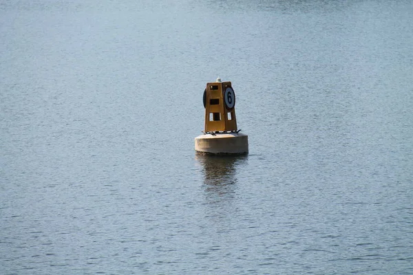 Una Señal Restricción Velocidad Flotando Una Boya Lago — Foto de Stock
