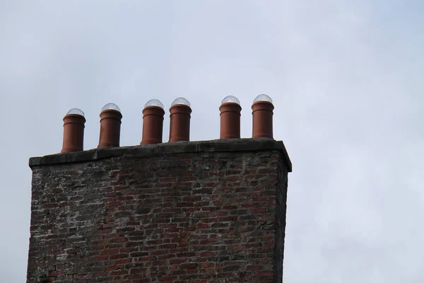 Ensemble Six Cheminées Terre Cuite Sur Une Pile Briques — Photo