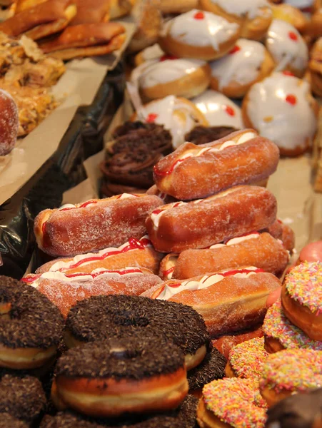 Une Exposition Une Variété Petits Gâteaux Fraîchement Préparés — Photo