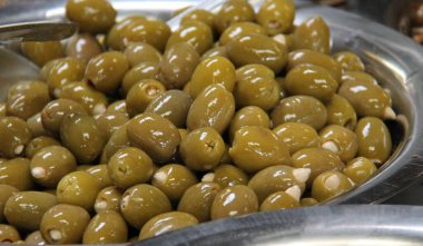 Bir kase taze yeşil doldurulmuş zeytin..