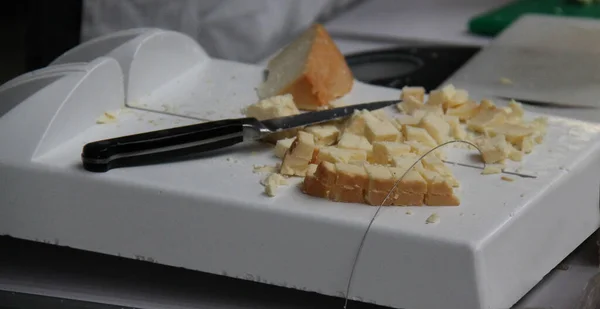 Ein Käseschneider Mit Kleinen Proben Messer Und Brot — Stockfoto