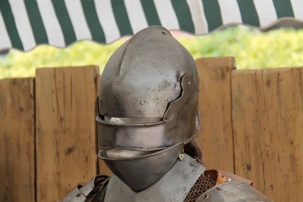 鎧の中世のスーツの金属ヘルメット — ストック写真