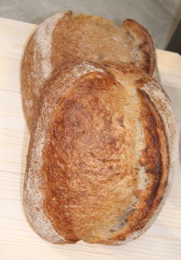 İki Somun Taze Pişmiş Kabuklu Ekmek.