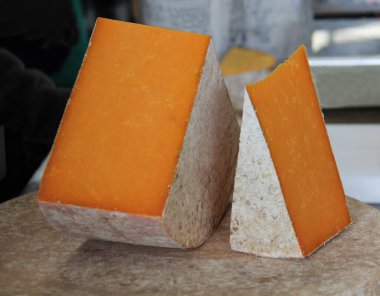 İki Büyük Olgun Sarı Peynir Parçası.