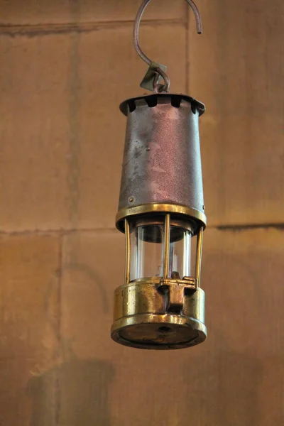Une Lampe Traditionnelle Pour Mineurs Suspendue Dans Une Pièce — Photo