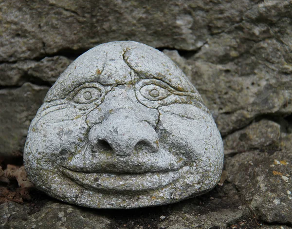 Faccia Incrinata Intemperie Una Pietra Gargoyle Figura — Foto Stock