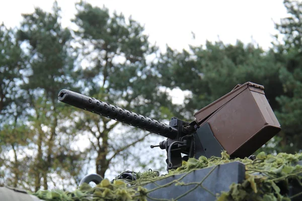 Een Vintage Machinegeweer Een Militair Voertuig — Stockfoto