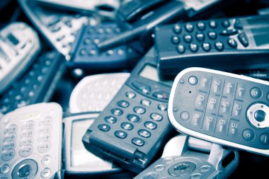scatered eski cep telefonu mavi renk işleme