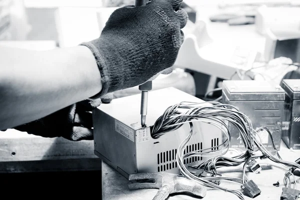 Técnico numa instalação de desmontagem de resíduos electrónicos — Fotografia de Stock