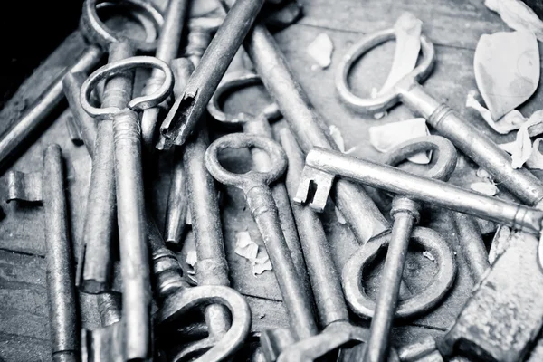 Old keys on a wooden table, color processed — Stock Photo, Image