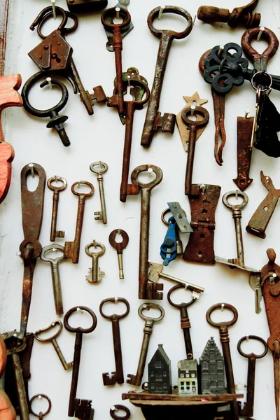 Gamla nycklar, vägg bakgrund — Stockfoto