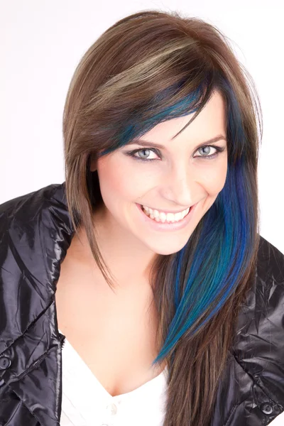 Mooi meisje met blauwe haar en blauwe ogen — Stockfoto