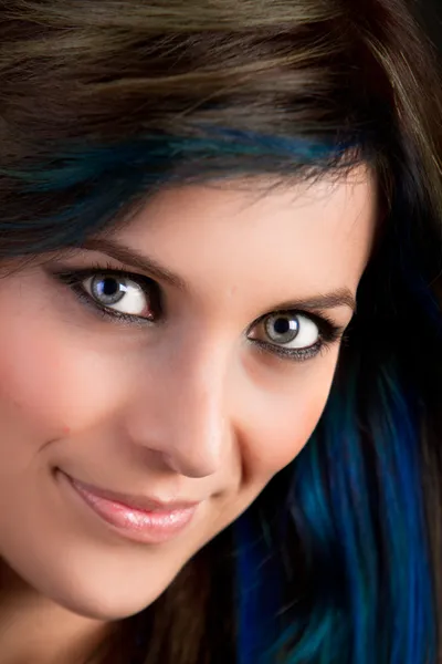 Modelporträt mit blauen Haaren — Stockfoto