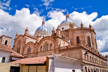 Mavi gökyüzü ile Cuenca yeni bir katedral