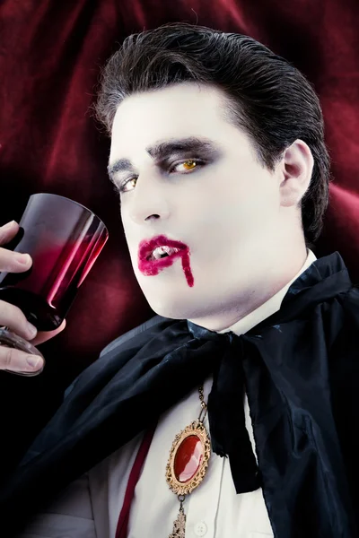 Gevaarlijke mannelijke vampier drinken bloed — Stockfoto
