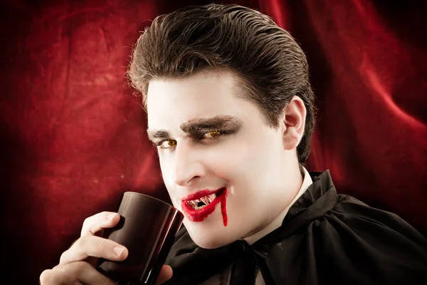 Vampiro maschio Bere sangue sorridente — Foto Stock