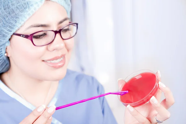 Mulher cientista que trabalha no laboratório . — Fotografia de Stock