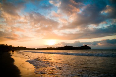 Deniz sarı tonlarında günbatımı