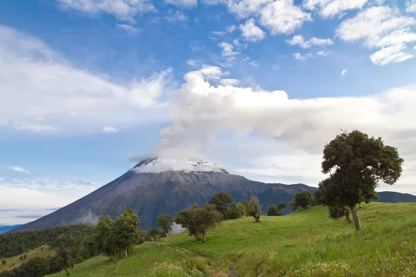 トゥングラワ火山の煙と日の出の噴出 — ストック写真