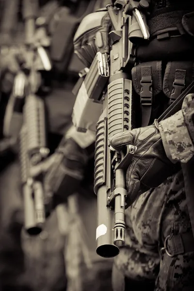 Soldado en formación con rifle de asalto de armamento — Foto de Stock