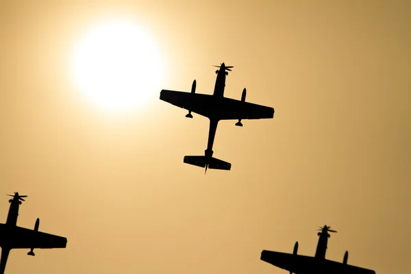 Combattant propulseur Silhouettes d'avion et soleil — Photo