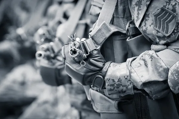 Soldados prontos para combate com espingardas de assalto — Fotografia de Stock