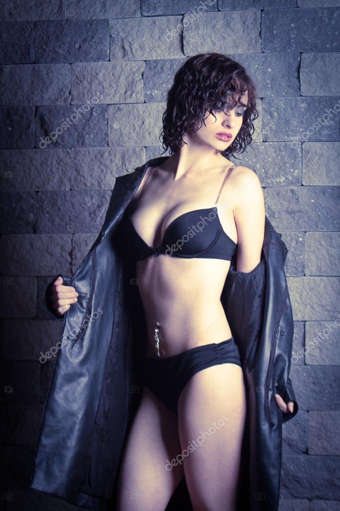 kartinki-krasivih-seksualnih-poz-devushek-v-krasivom-bele