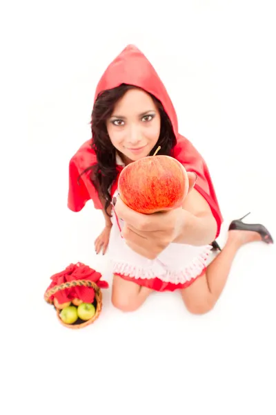 Elma sunan küçük kırmızı başlıklı kız — Stok fotoğraf