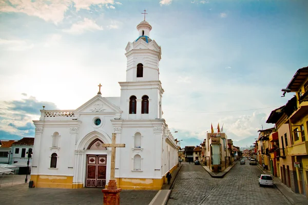 Улицы Куэнка Эквадор с исторической церковью — стоковое фото