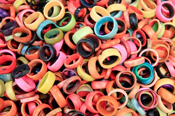 Montón de anillos de tagua de colores en el mercado de otavalo —  Fotos de Stock