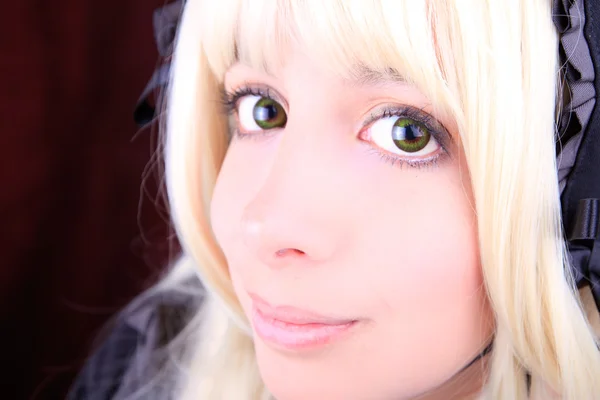 Młoda blond kobieta nosi kolorowe soczewki kontaktowe — Zdjęcie stockowe