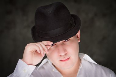 yakışıklı delikanlı siyah şapka.