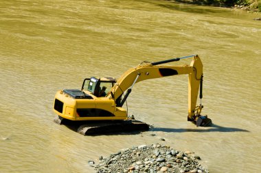 Nehirde toprak taşıma sırasında kazı makinesi, logolar kaldırıldı