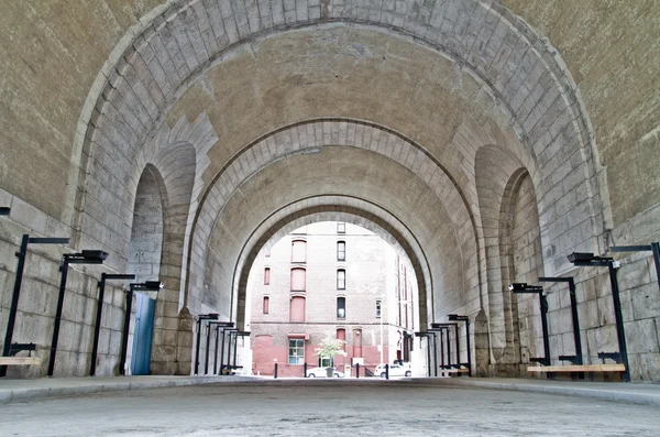 マンハッタンのニューヨーク市ブルックリン橋の下のトンネル — ストック写真